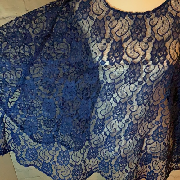 💙 BEAUTIFUL blue lace shawl. One size fits all! 💙 - Picture 2 of 4